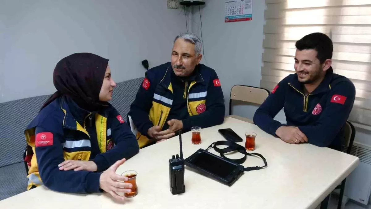 Sağlık çalışanı baba ve kızı aynı ambulansta hayat kurtarıyor