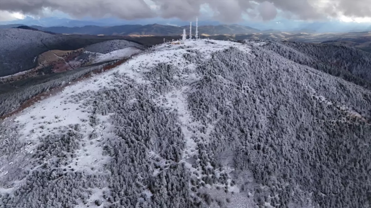Samsun'da 1650 rakımlı Dürtmen Dağı'nda kar etkili oldu