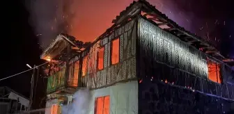 Samsun'da çıkan yangında iki katlı ahşap ev kullanılamaz hale geldi