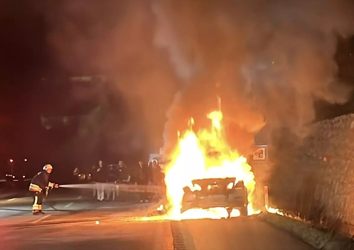 Samsun'da seyir halinde alev alan lüks otomobil kullanılamaz hale geldi