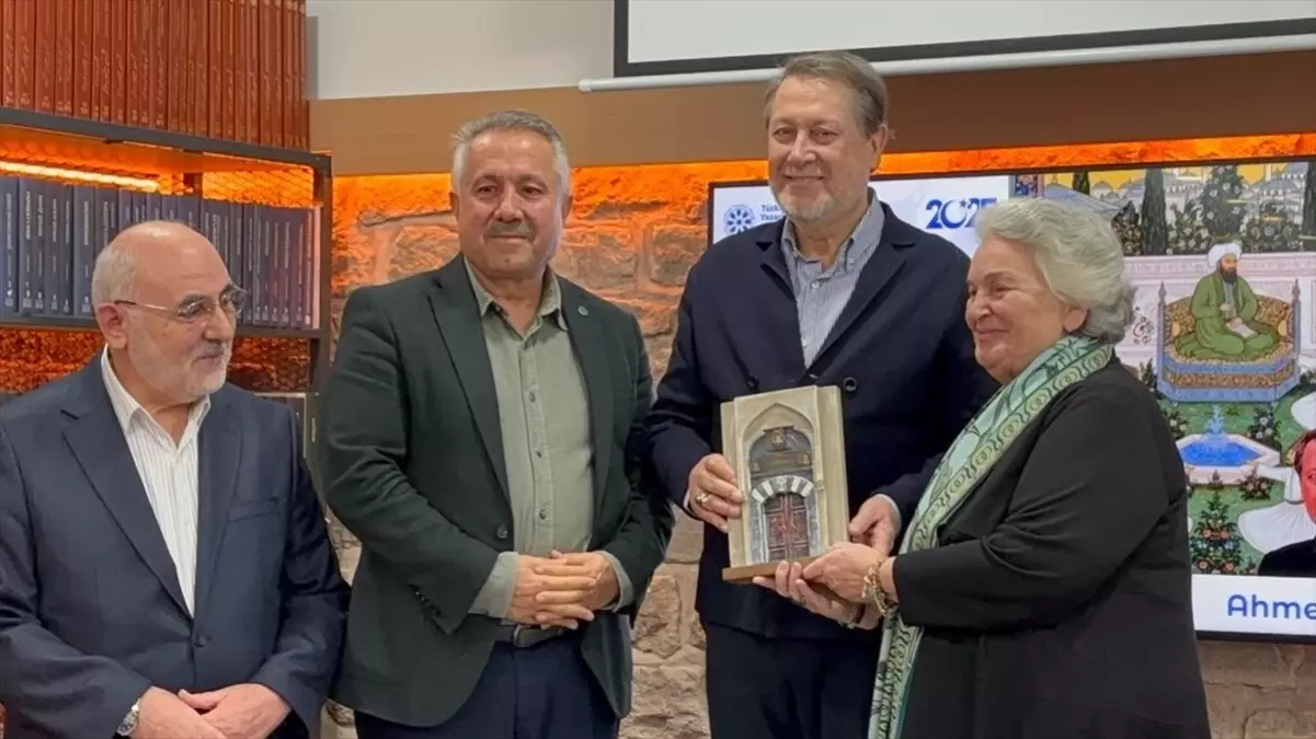 Sanatçı Ahmet Özhan'a, Mevlana Türbesi Gümüş Kapısı minyatürü hediye edildi