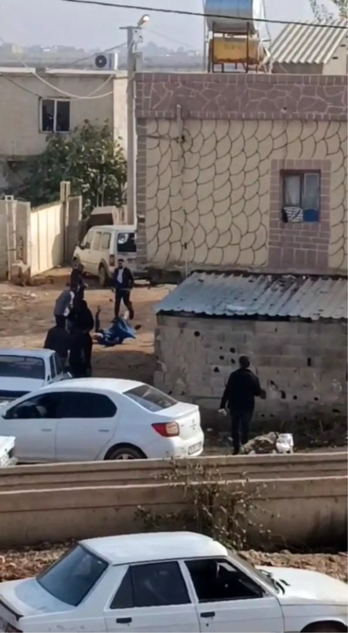 Şanlıurfa'da meydan savaşına dönen kavgada 1 kişinin silahla vurulma anı kamerada