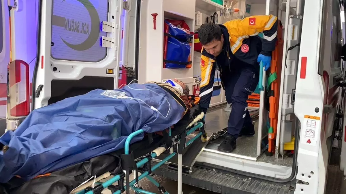 Şarampole devrilen otomobilde 3 kişi yaralandı