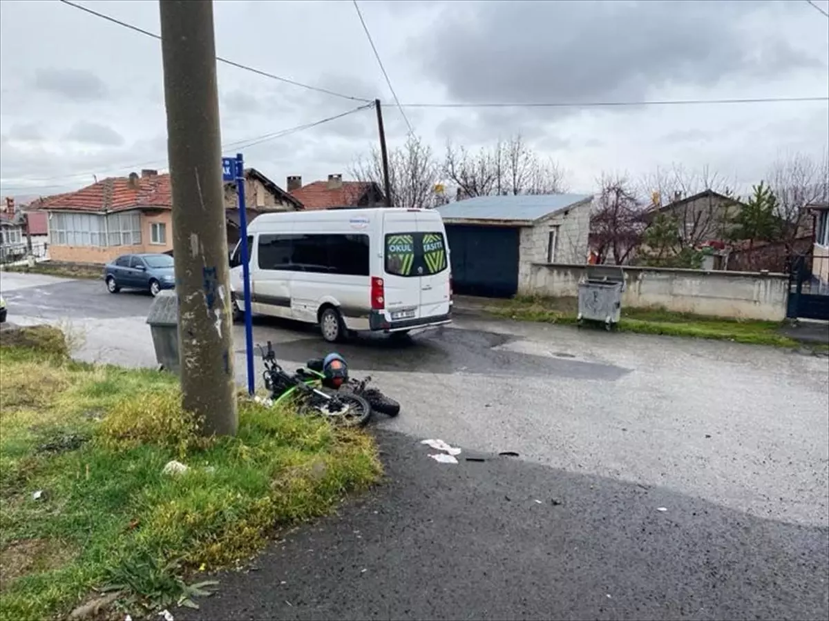 Şarkışla'da minibüs ile çarpışan motosikletin sürücüsü yaralandı