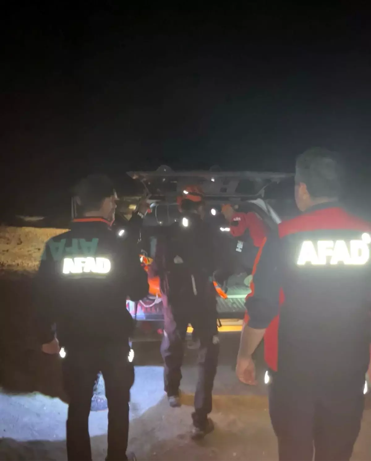 Sarp arazide yaralanan göçmen kurtarıldı