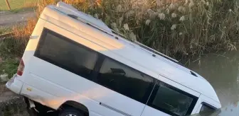 Serik'te minibüs sulama kanalına düştü