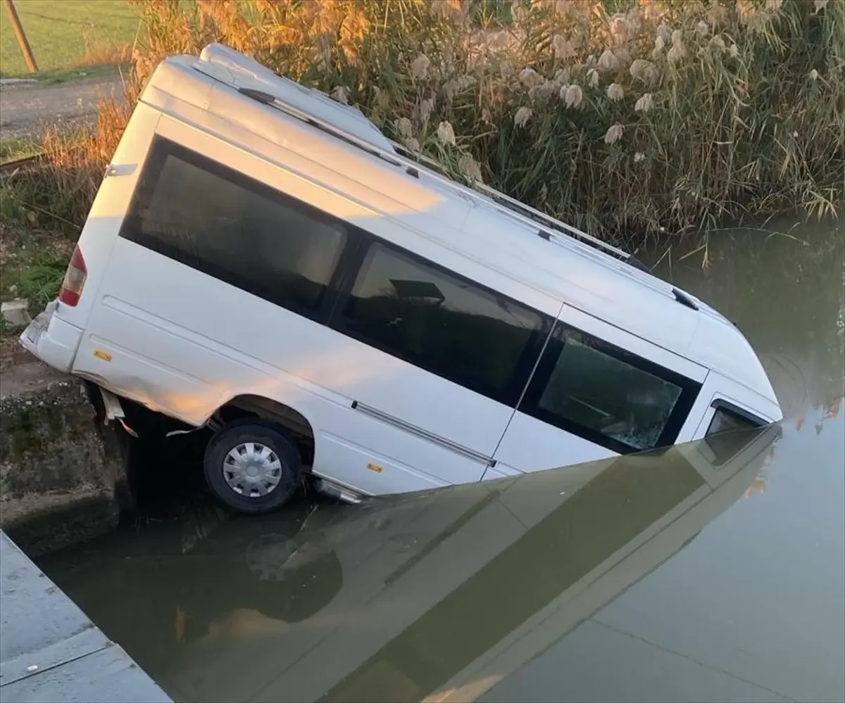 Serik'te minibüs sulama kanalına düştü