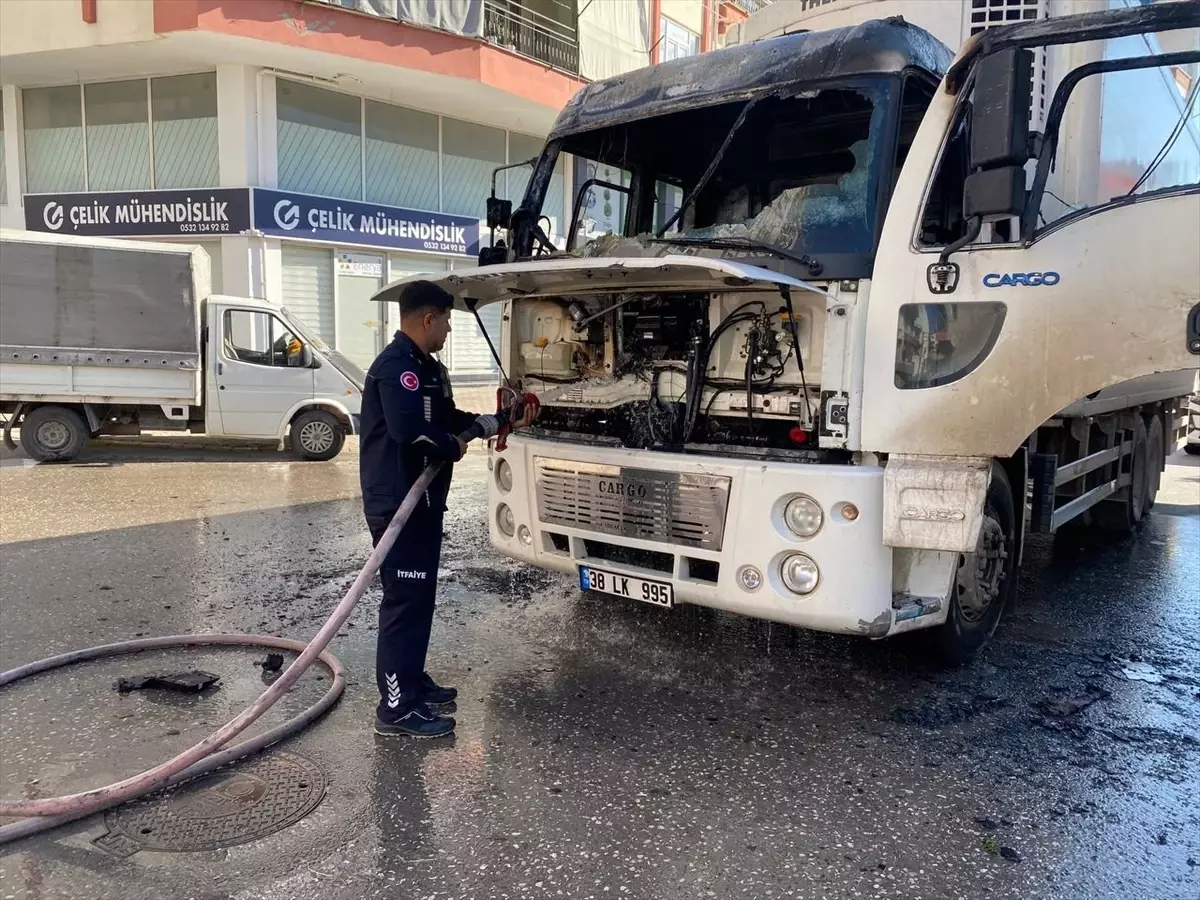 Serik'te park halindeki kamyonda yangın çıktı