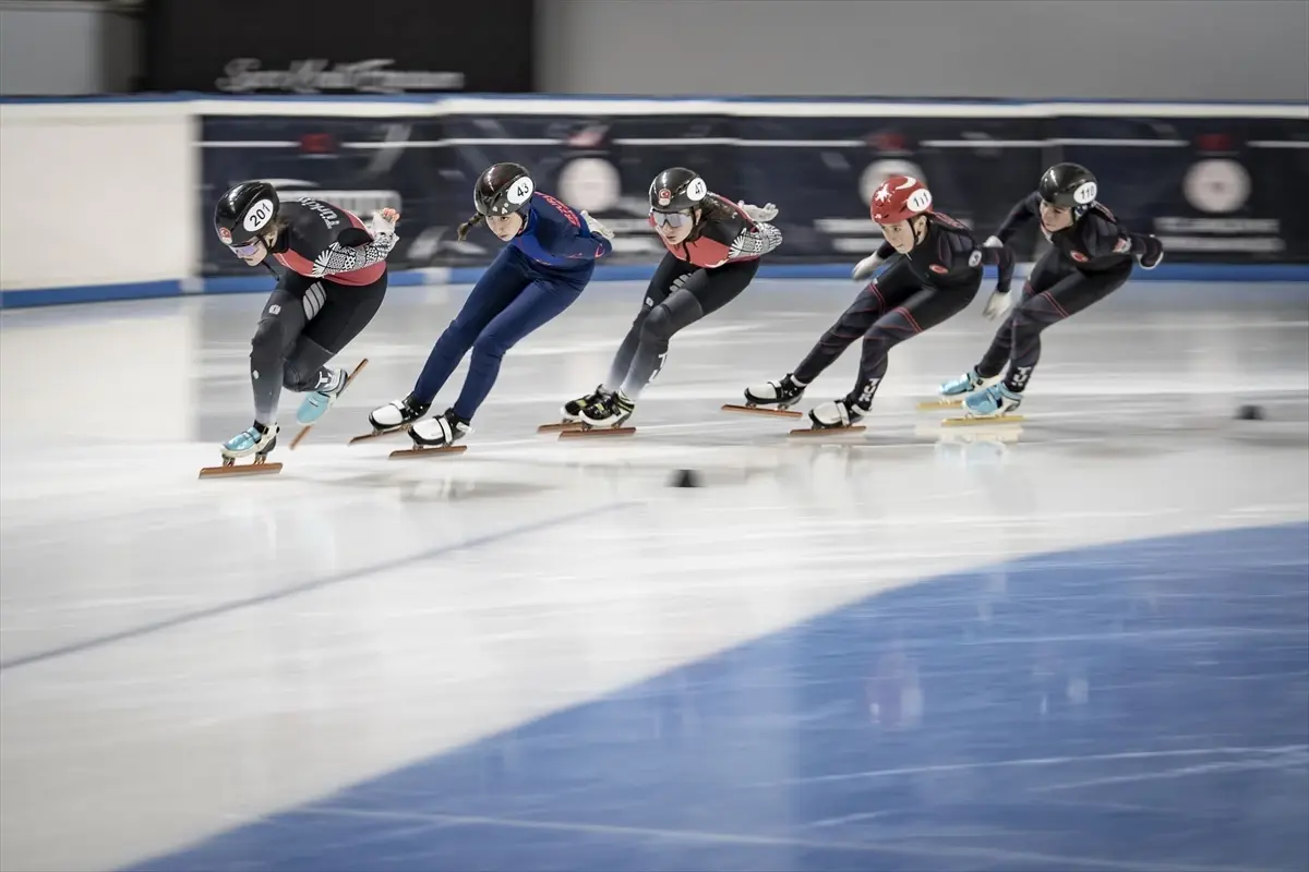 Short Track Milli Takımı, bayrak takımıyla Avrupa Şampiyonası'nda madalya peşinde