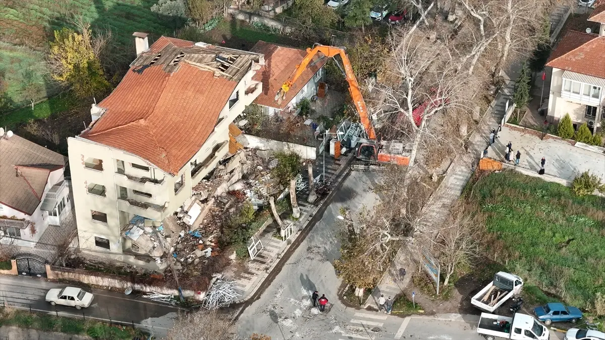 Sındırgı'da ağır hasarlı 18 bina daha yıkıldı