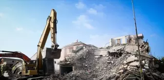 Sındırgı'da ağır hasarlı binaların yıkımına devam ediliyor