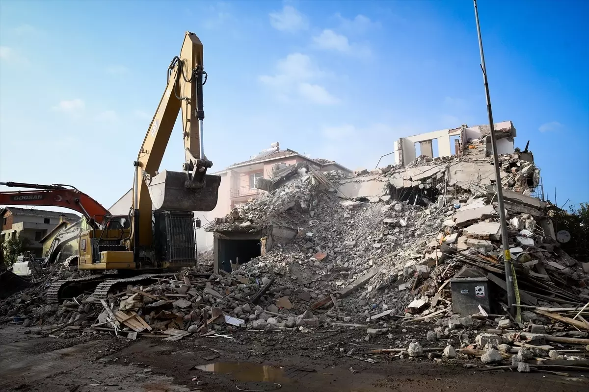 Sındırgı'da ağır hasarlı binaların yıkımına devam ediliyor