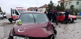 Sivas'ta iki otomobilin çarpıştığı kazada 4 kişi yaralandı