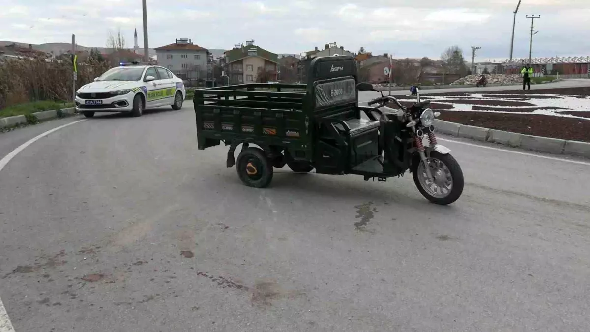 Tavşanlı'da elektrikli motosiklet devrildi: 4 yaralı