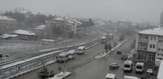 Tokat'ın Yeşilyurt ilçesinde kar yağışı etkili oluyor