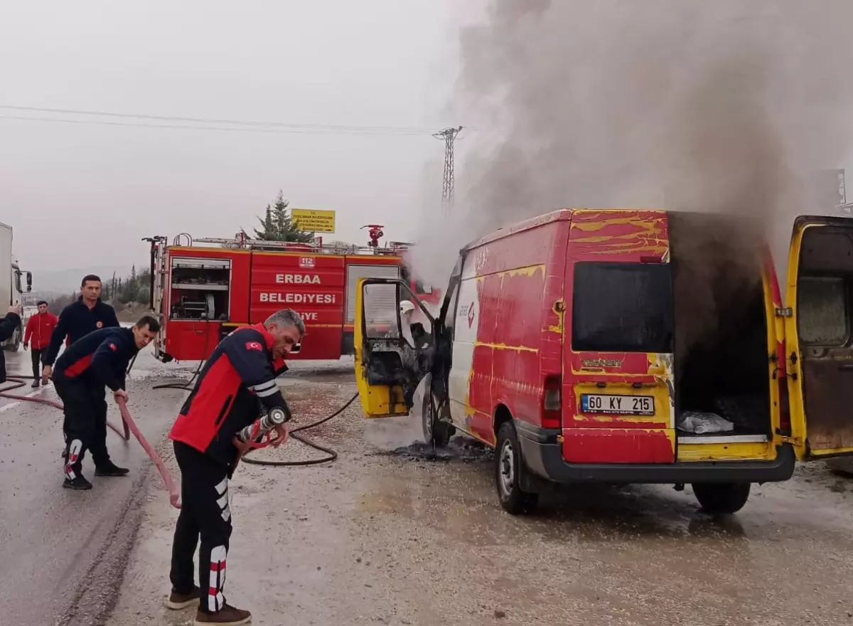 Tokat'ta Kargo Şirketine Ait Minibüs Alev Aldı