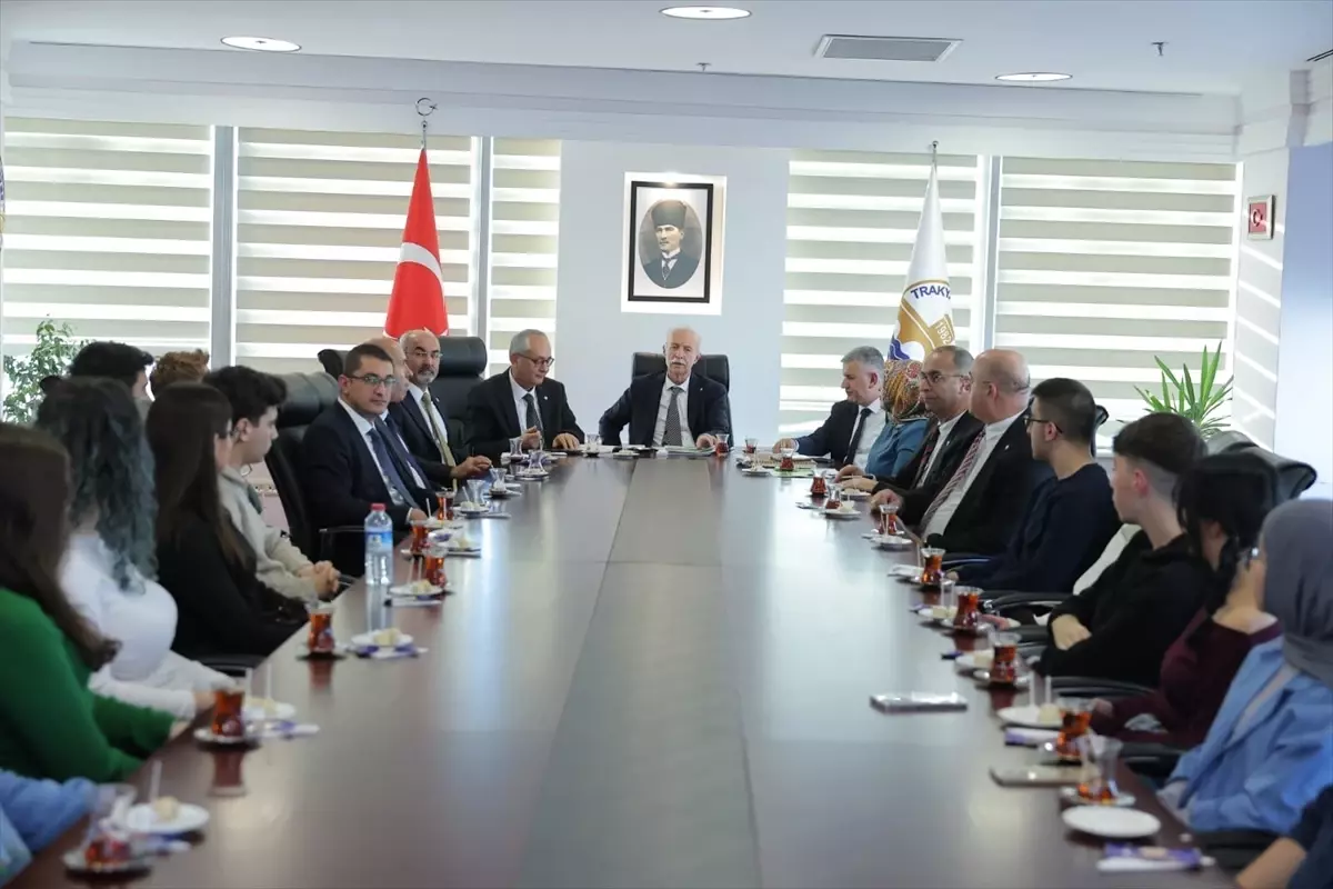 TÜ Rektörü Hatipler, üniversiteden burs alan öğrencilerle bir araya geldi