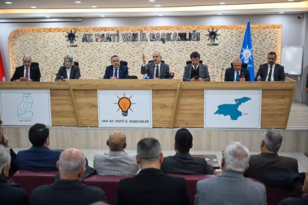Ulaştırma ve Altyapı Bakanı Uraloğlu, Van'da partililerle buluştu Açıklaması