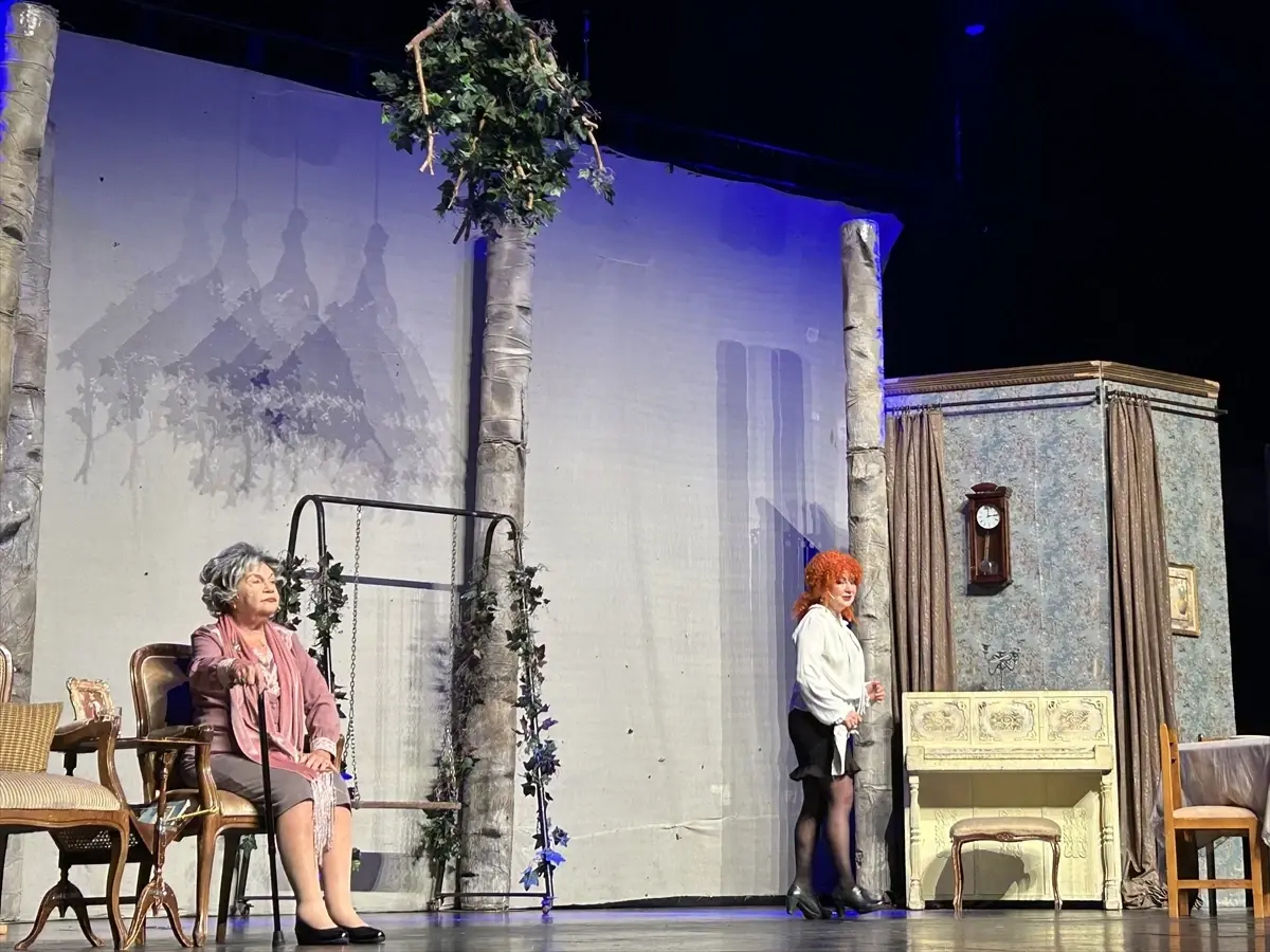 Usta sanatçı Nevra Serezli, 'Ağaçlar Ayakta Ölür' oyunuyla tiyatroseverlerle buluştu