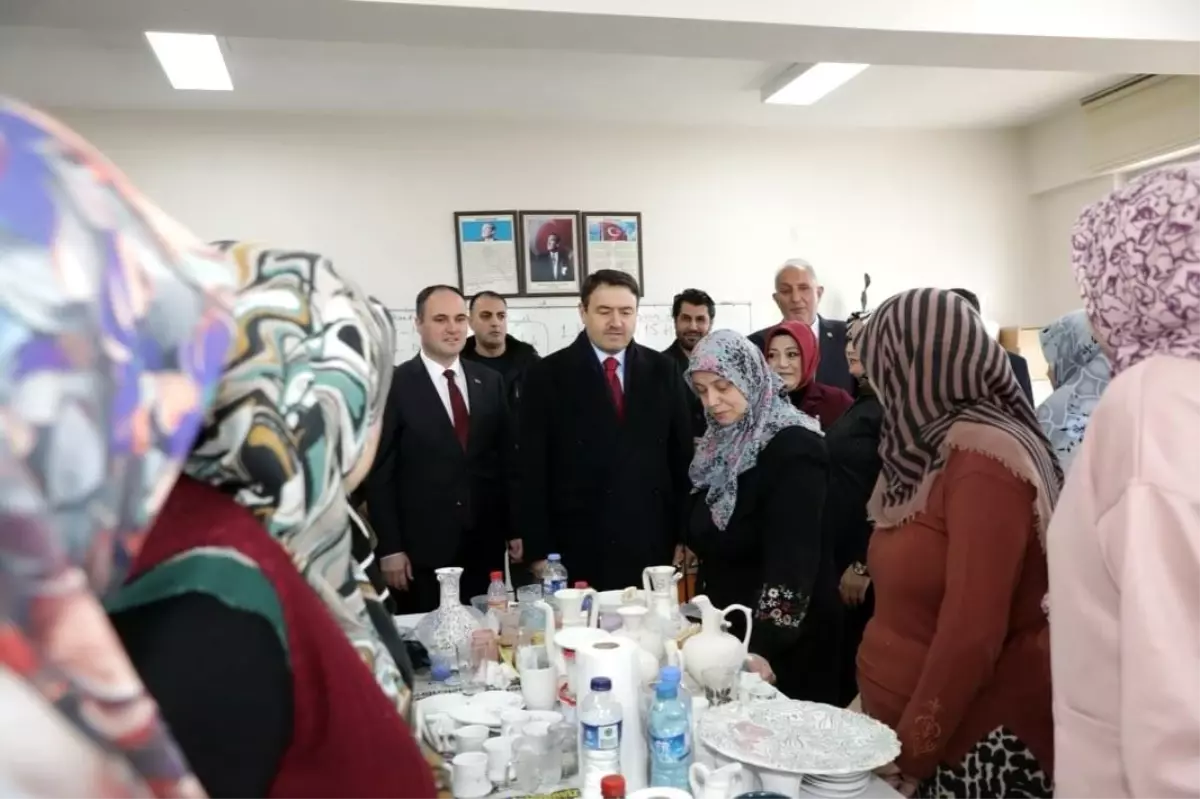 Vali Musa Işın, Aslanapa Halk Eğitim Merkezi'nde kursiyerlerle buluştu