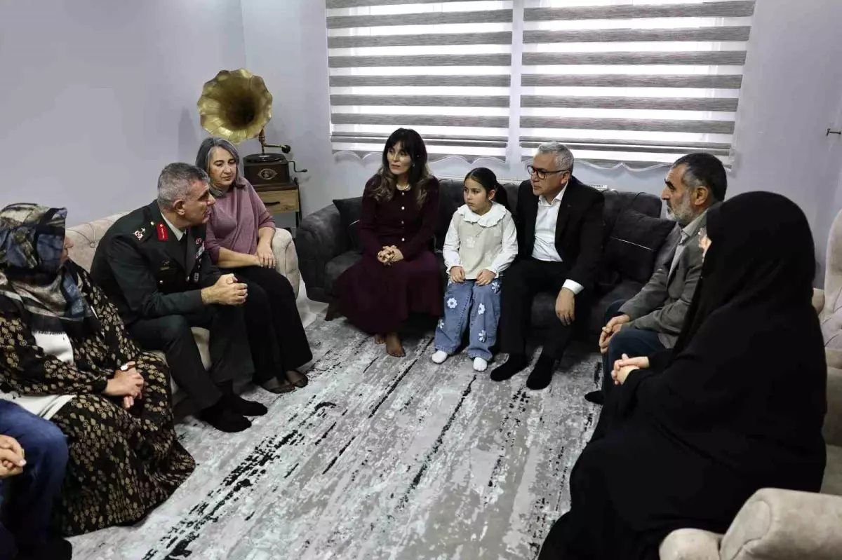 Vali Şimşek babası asker olan minik Gökçe'yi daveti üzerine evinde ziyaret etti