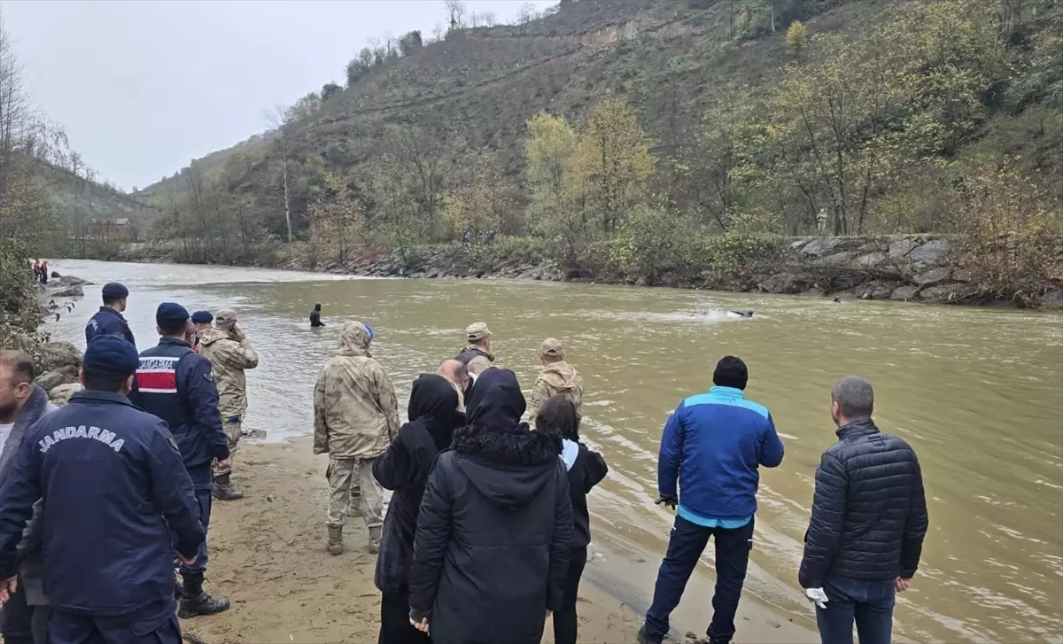 Vefat eden annesi için mezar yeri bakmaya giderken yeğeniyle trafik kazasında öldü