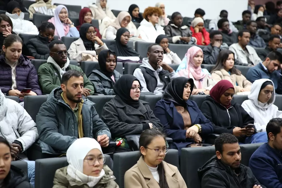 Yabancı üniversite öğrencileri Mevlana'yı Konya'da yakından tanıma imkanı buluyor
