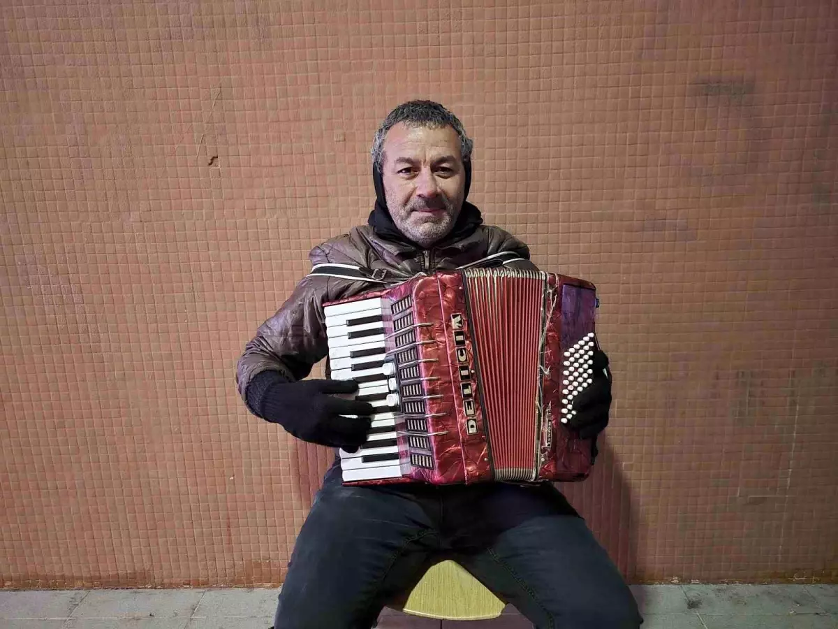 Yağmur, soğuk demeden enstrümanını çalıyor