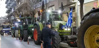 Yunan çiftçiler Larisa'da milletvekili bürolarının önünde protesto düzenledi