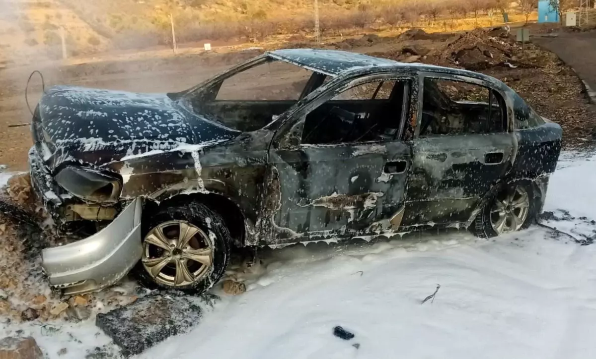 Alev alev yanan otomobil hurdaya döndü