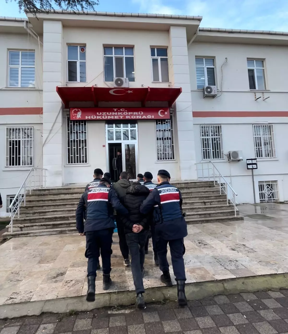 Edirne'de 3 göçmen kaçakçısı tutuklandı