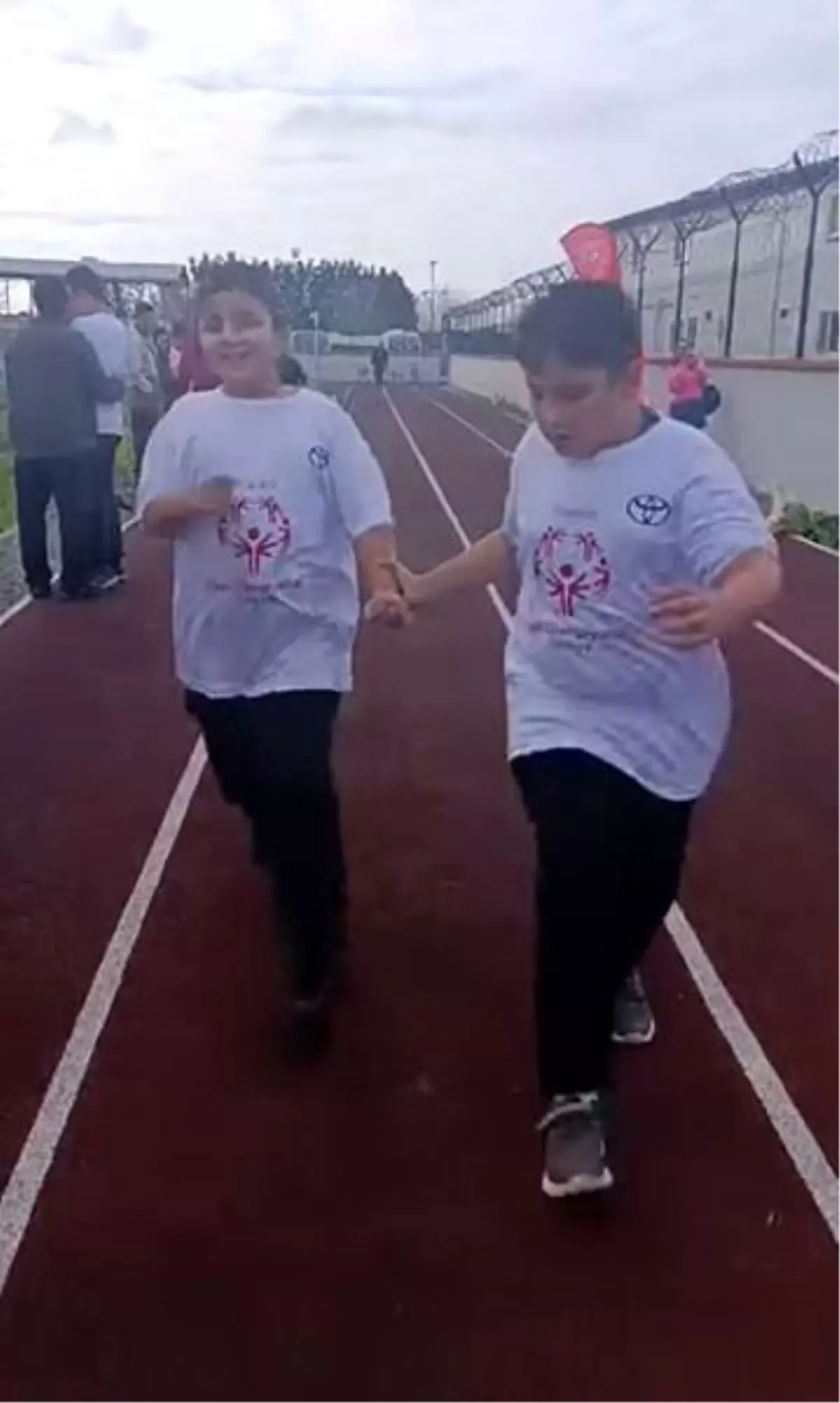 Silivri'de yürekleri ısıtan görüntü: Özel eğitim öğrencisi yarışı bıraktı, arkadaşını bekledi