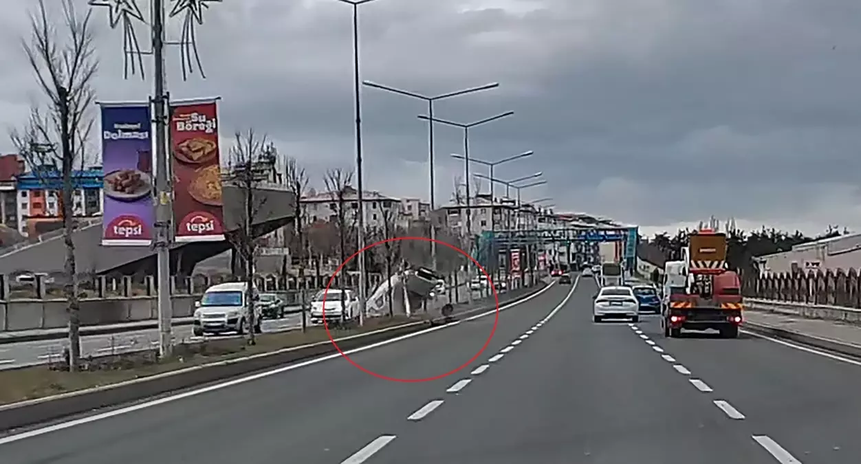 Ters dönen otomobildeki 2 kişi yaralandı; kaza kamerada