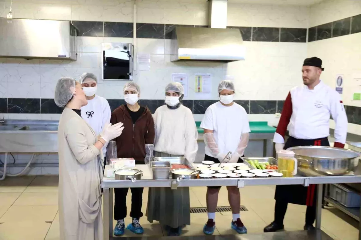 Üniversite öğrencileri Eskişehir'in yöresel lezzetleri için mutfağa girdi