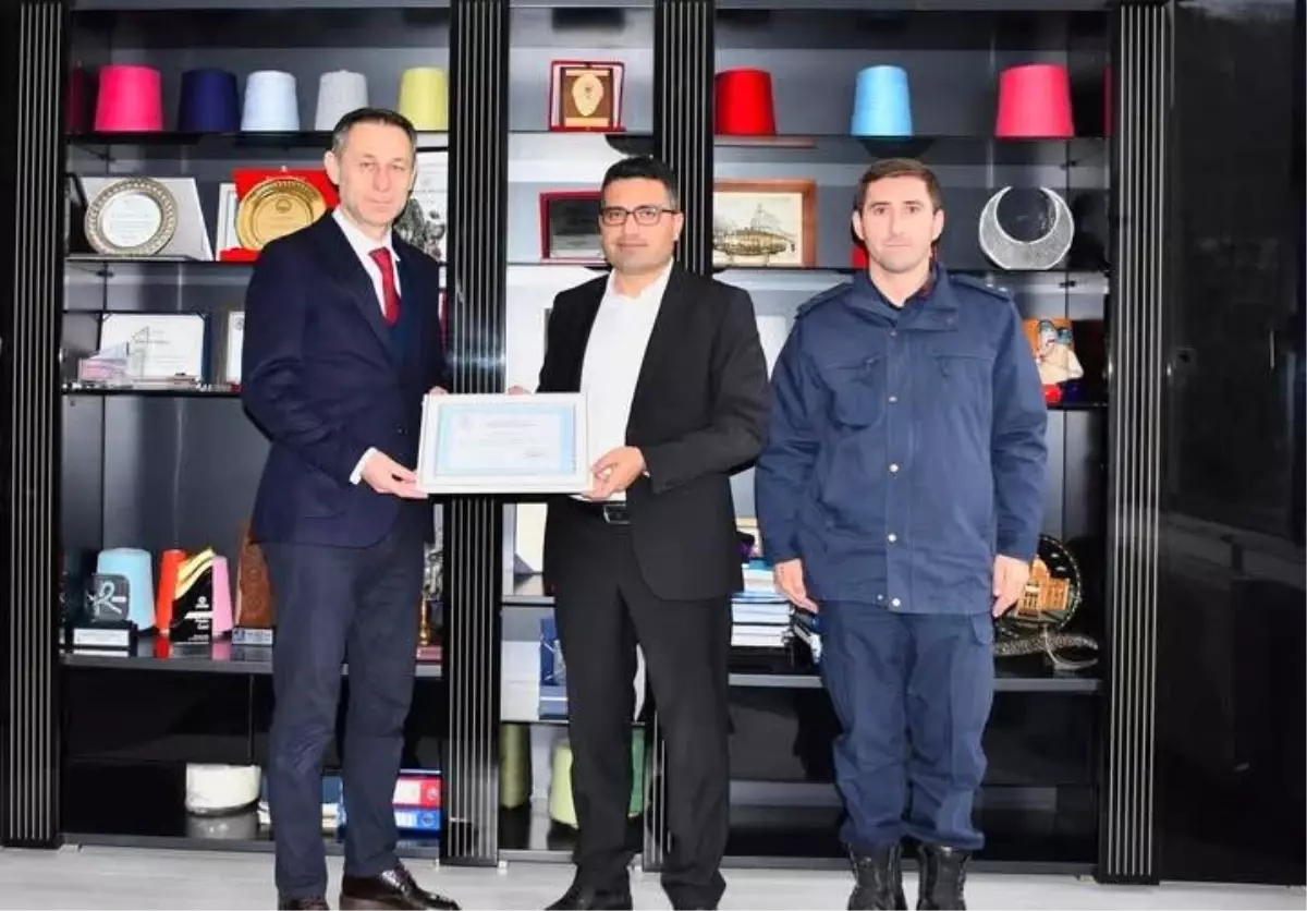 Aksoy'dan jandarmaya araç bağışı