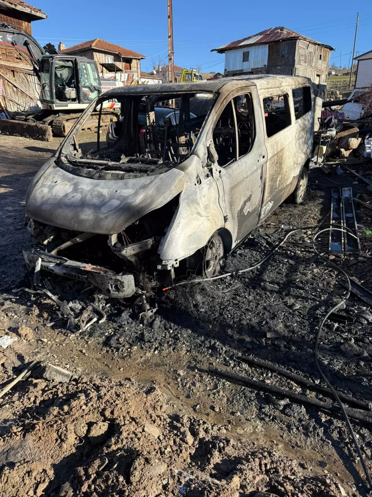 Muhtarın araçları kundaklandı