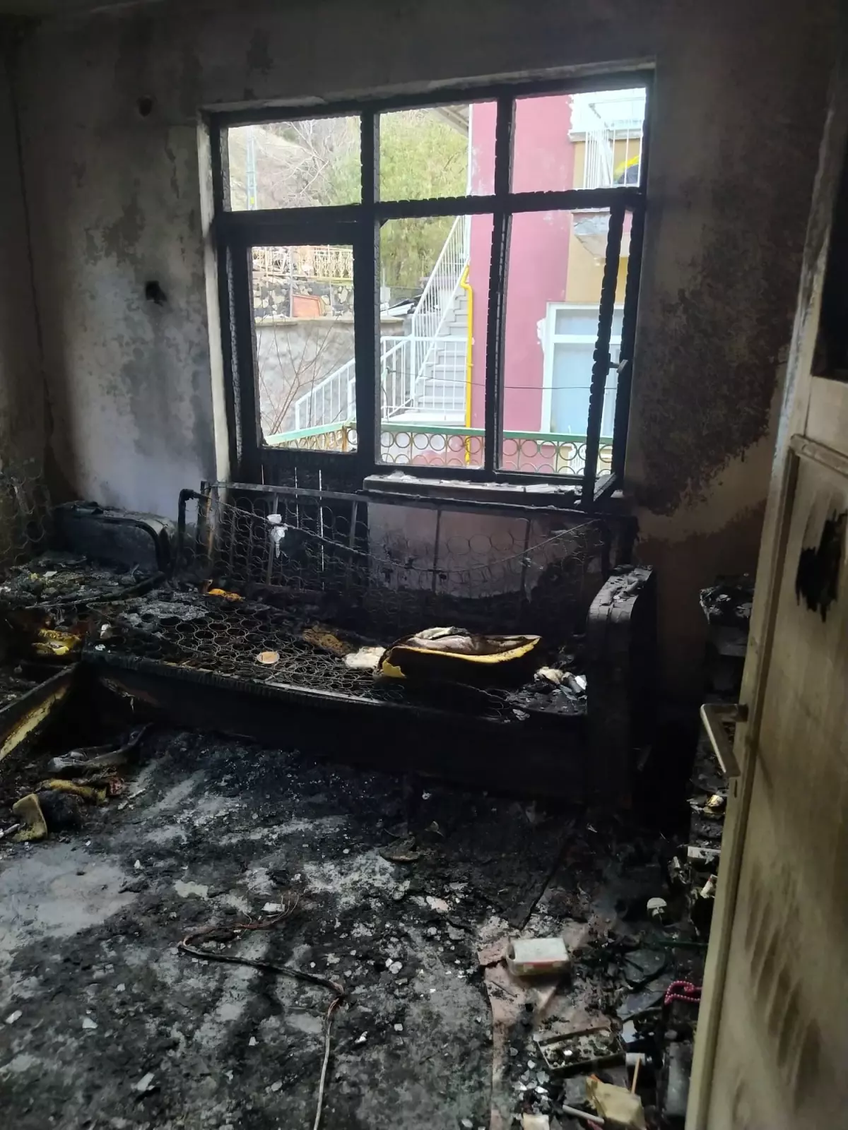 Ankara'da Ev Yangınında Baba ve Kızları Dumandan Etkilendi