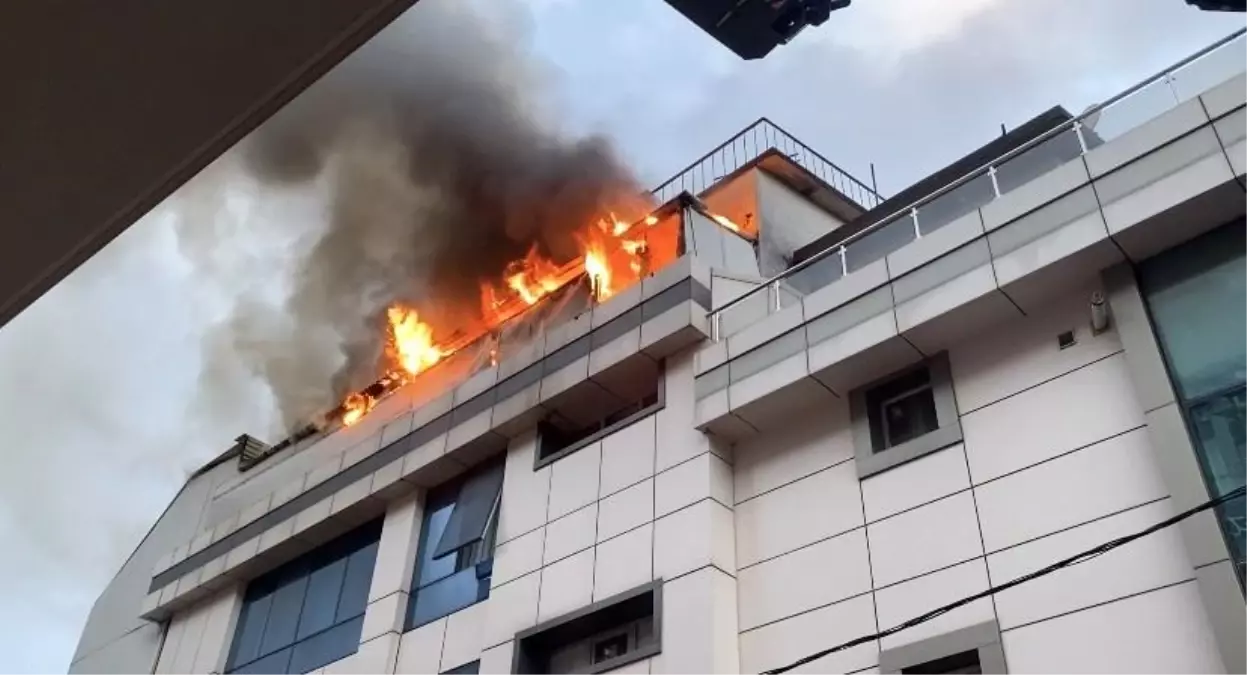 Ataşehir'de otel yangını: Çatı katı alevlere teslim oldu