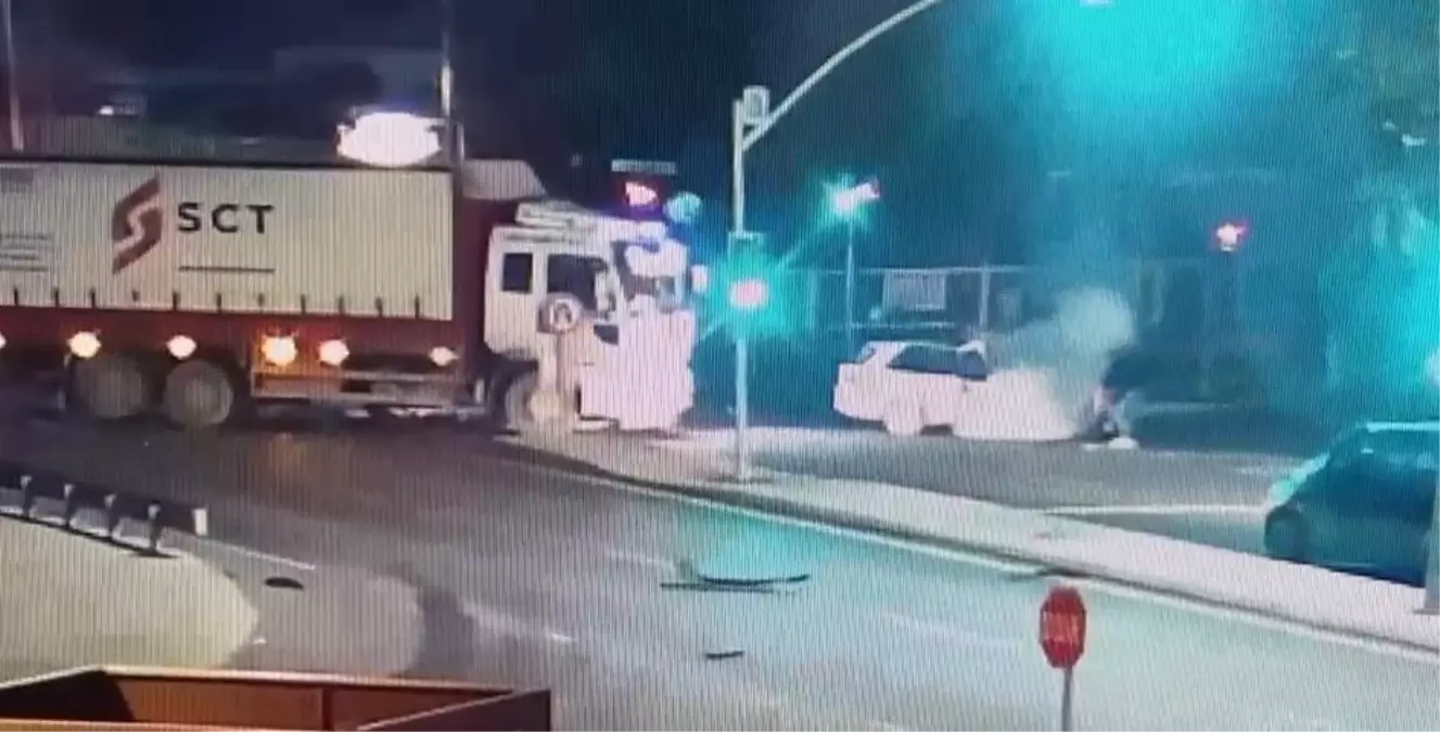 Avcılar'da Otomobil Kamyonete Çarptı: 1 Ölü, 1 Yaralı