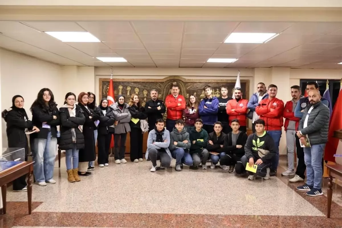 Bakan Yardımcısı Ayhan, Bayburtlu gençleri bakanlıkta ağırladı