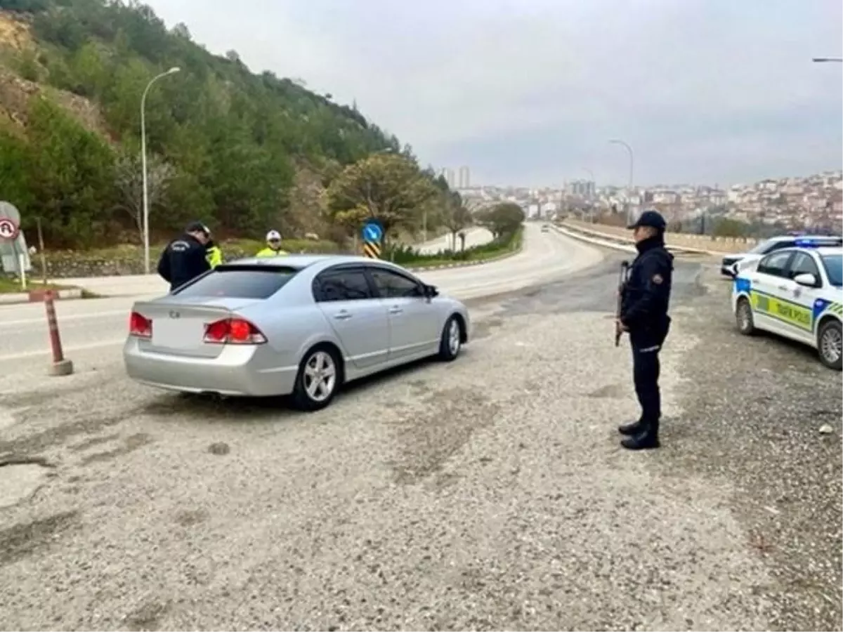 Bilecik'te yasal kalış hakkı bulunmayan 2 kişi yakalanarak, sınır dışı süreçleri başlatıldı