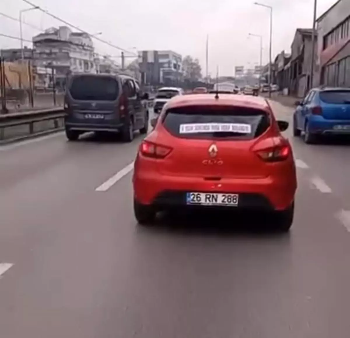 Boşanmayı düğün gibi kutladı: Bursa'da ilginç otomobil süslemesi güldürdü