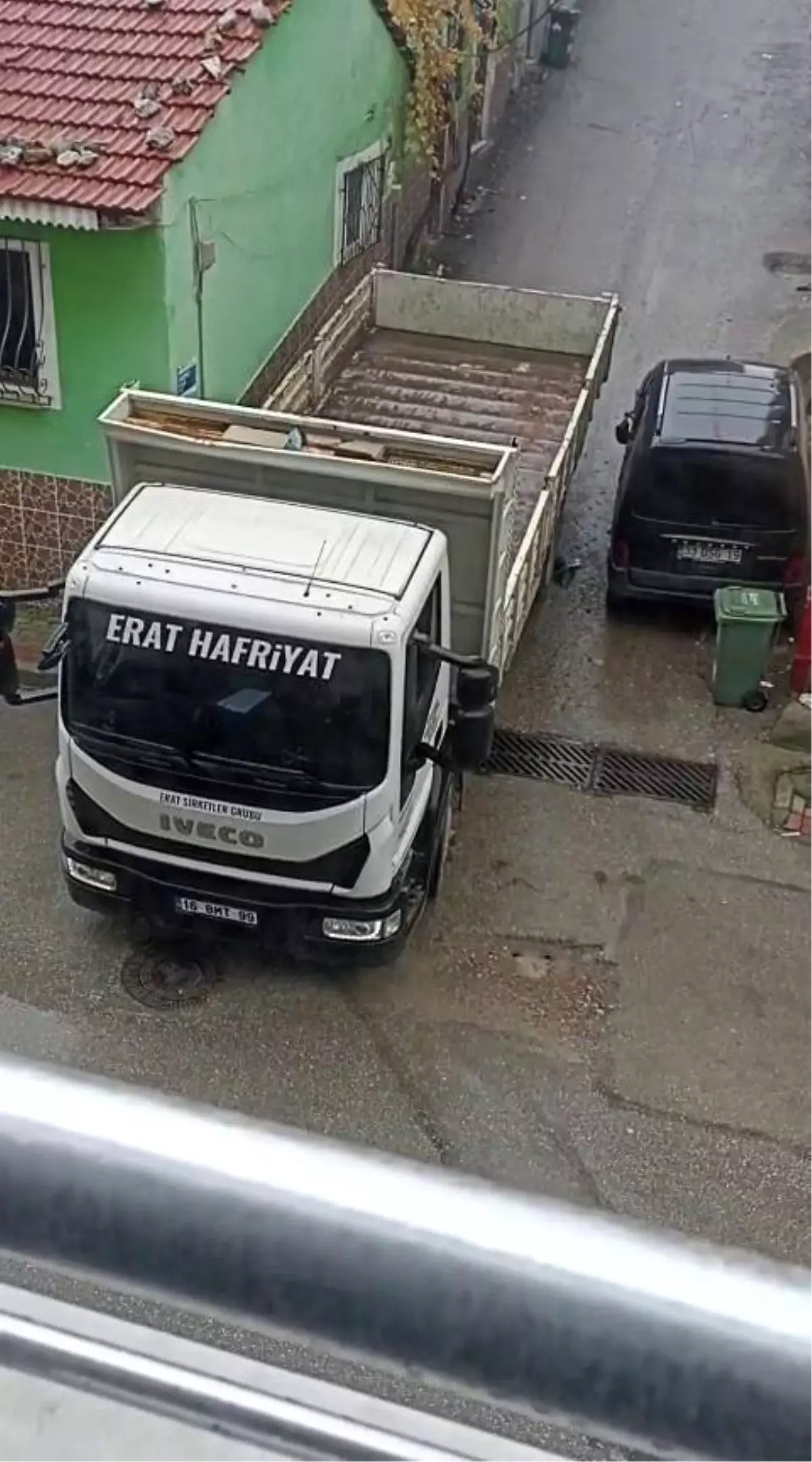 Bursa'da bir kamyon sokak arasındaki araca ağır zarar verip kaçtı