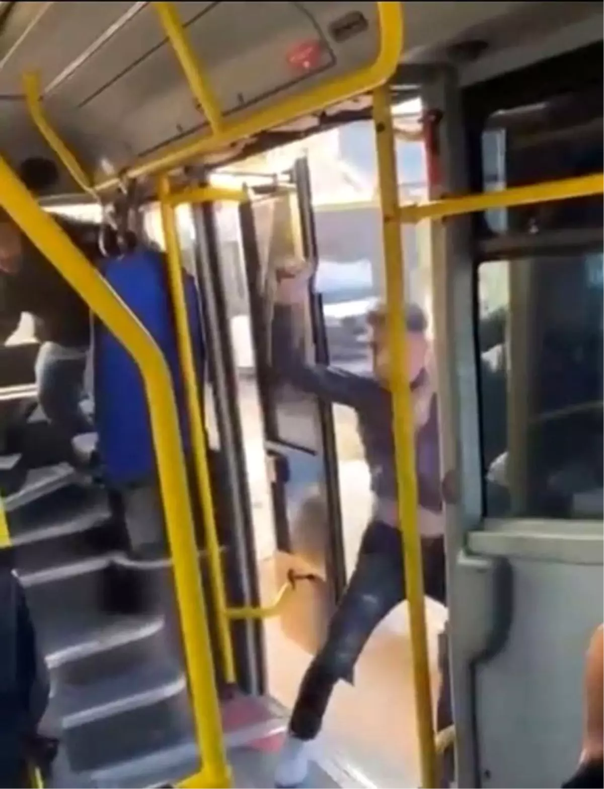 Bursa'da satırlı saldırgan gözaltına alındı... Satırı pantolonunda taşıyormuş