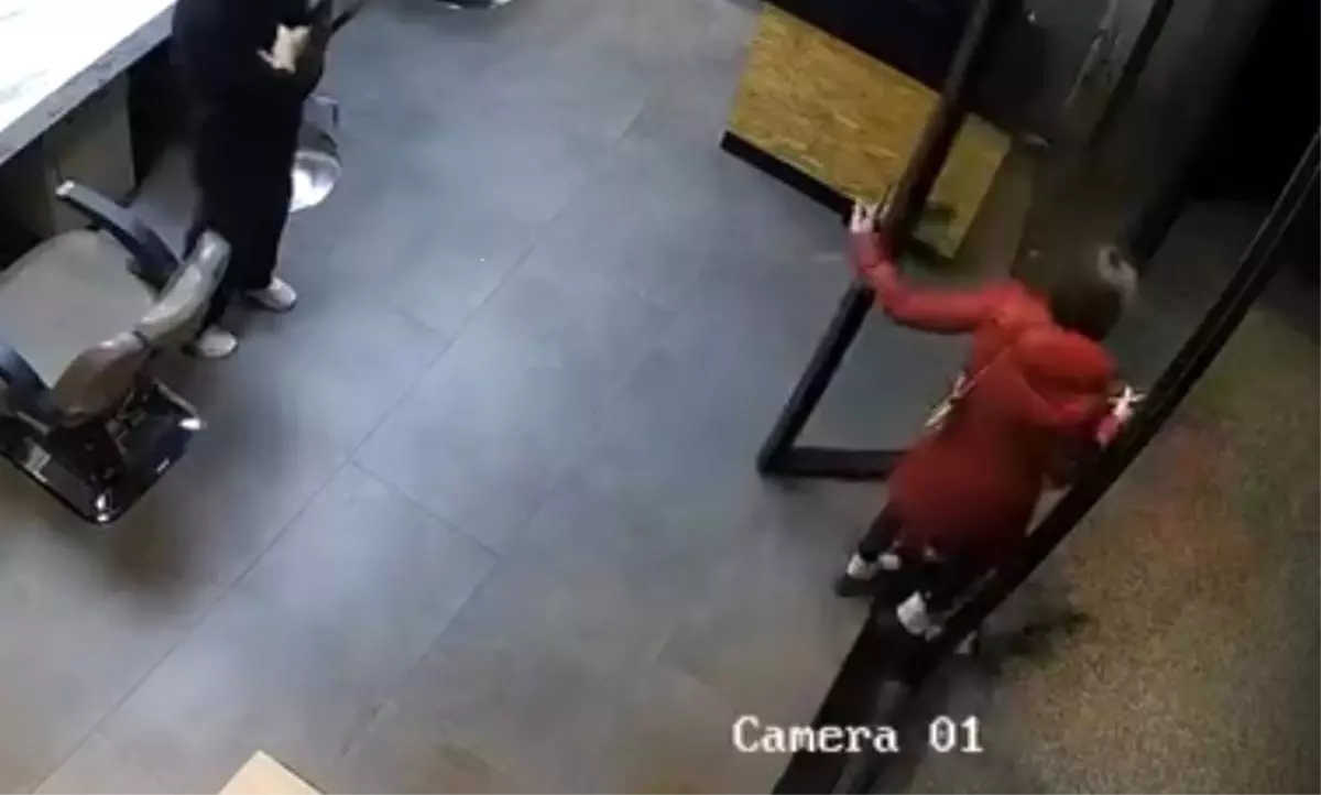 Esenyurt'ta kuaförde işlem yaptıran kadın 'kartımı arabada unuttum' bahanesiyle kaçtı