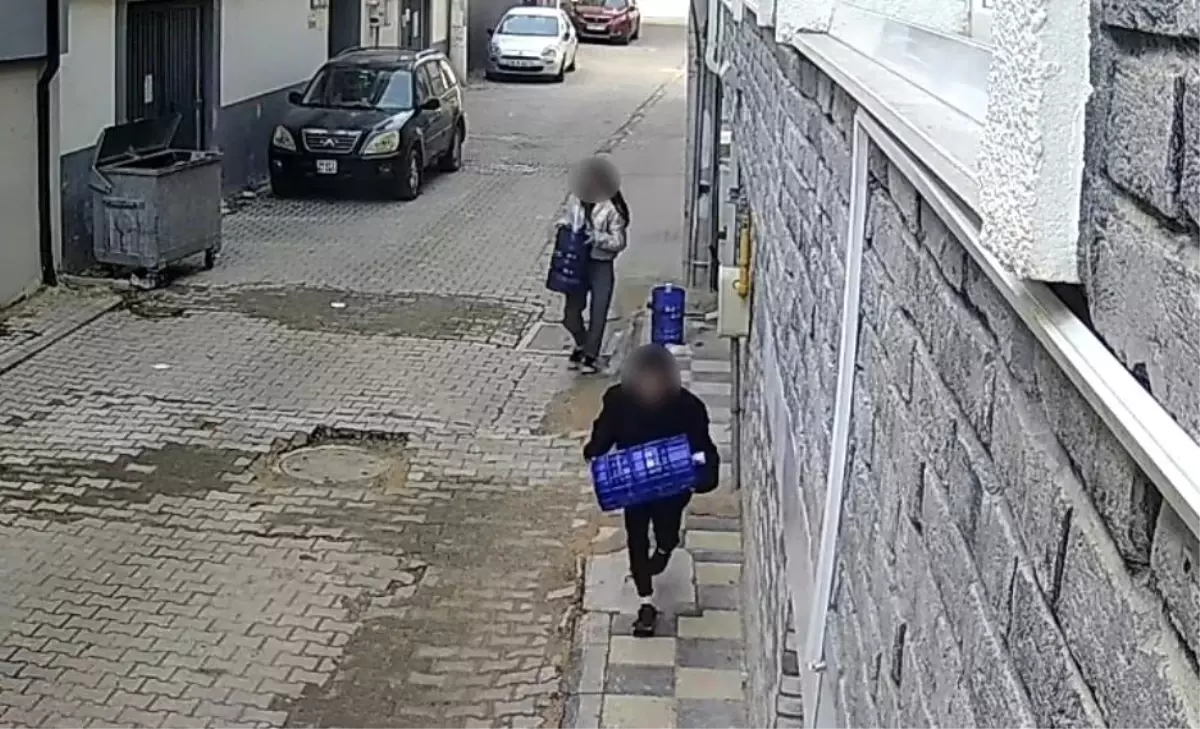 Eskişehir'de 2 çocuk apartman önündeki damacanaları çaldı