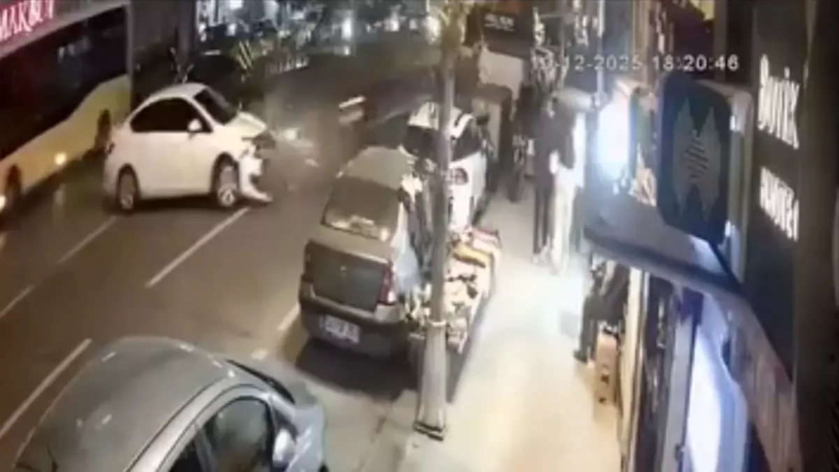 Fatih'te otomobilin çarptığı motosikletli yaralandı