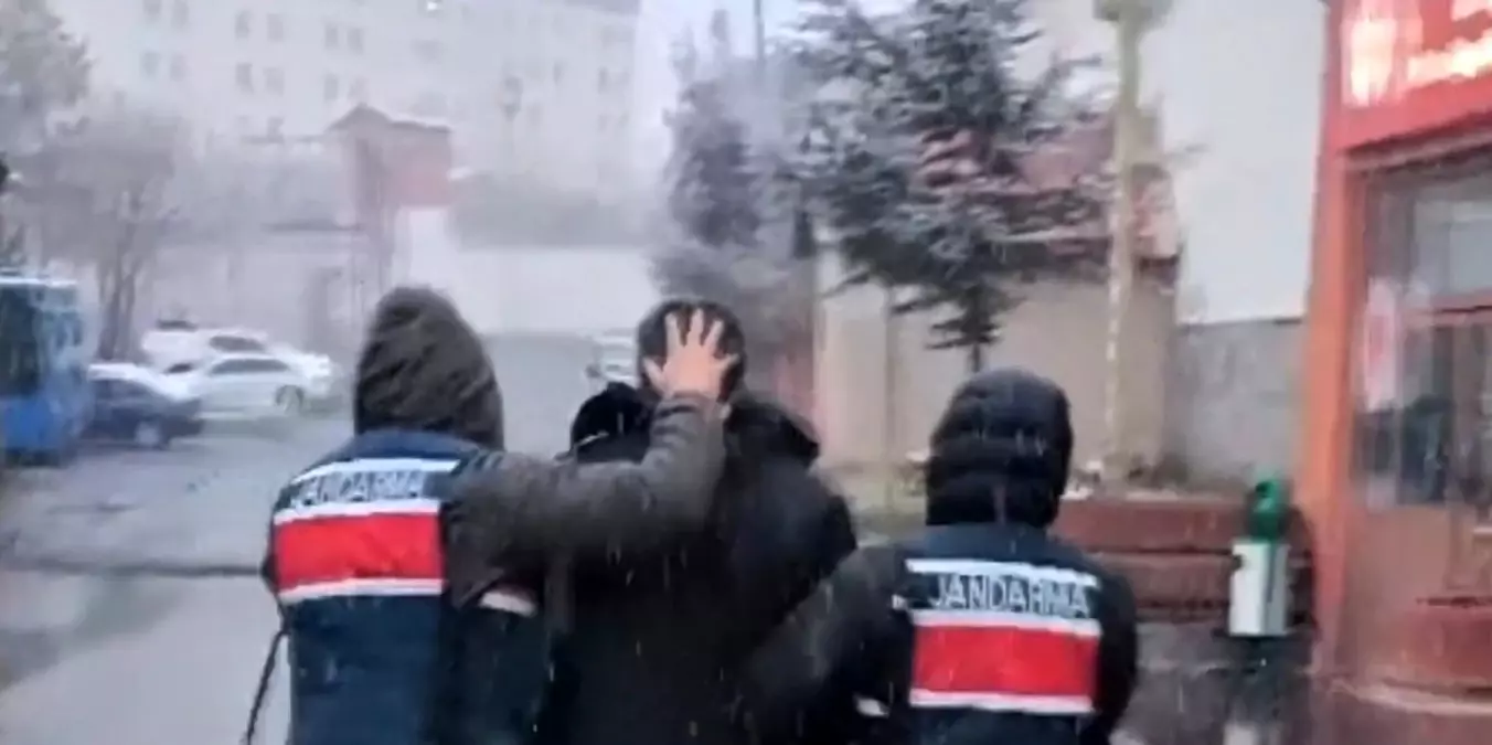 Hakkari'de 2 firari hükümlü yakalandı