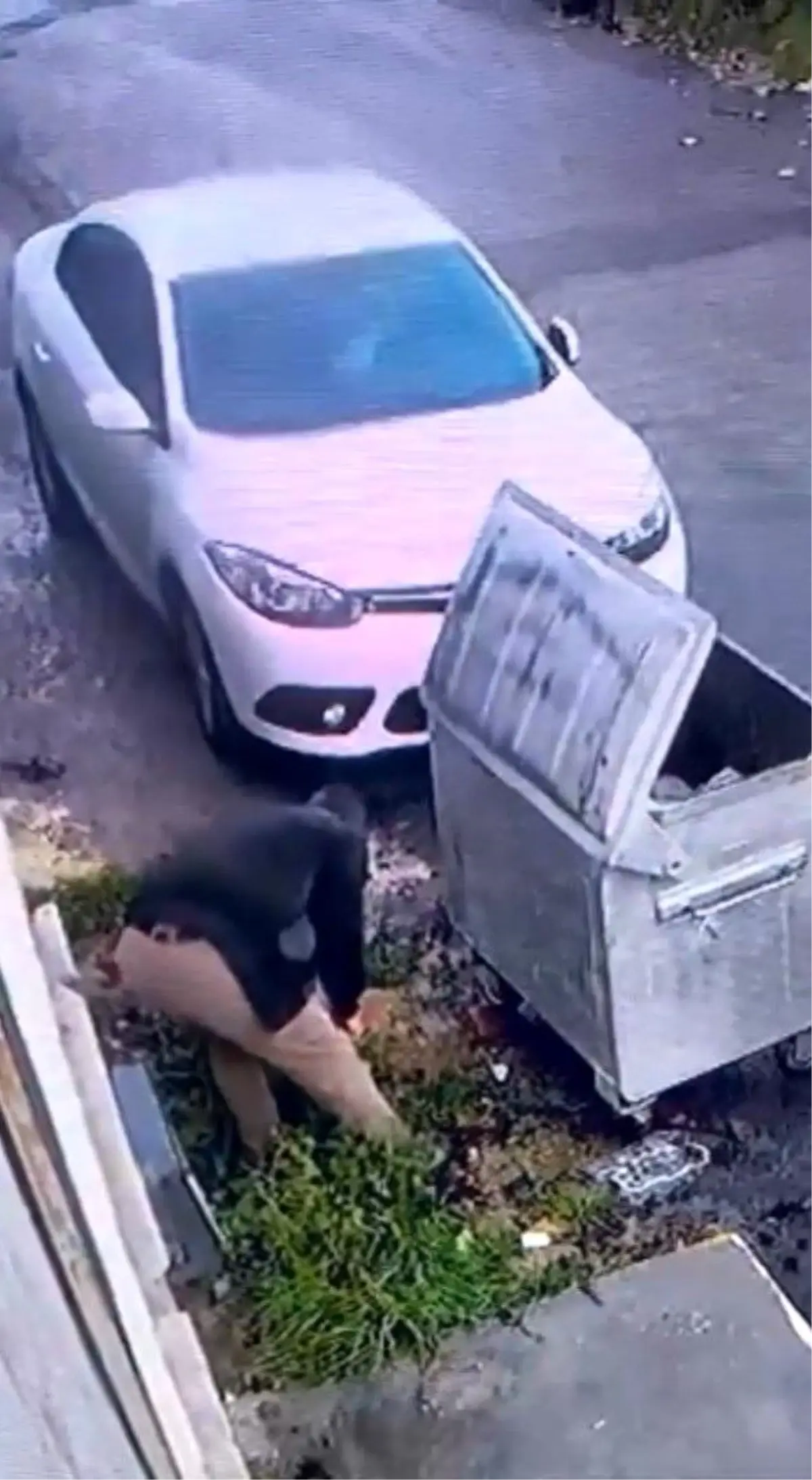 İSKİ çalışanından tepki çeken görüntüler: Önce boruyu kesti, sonra tamire geldi