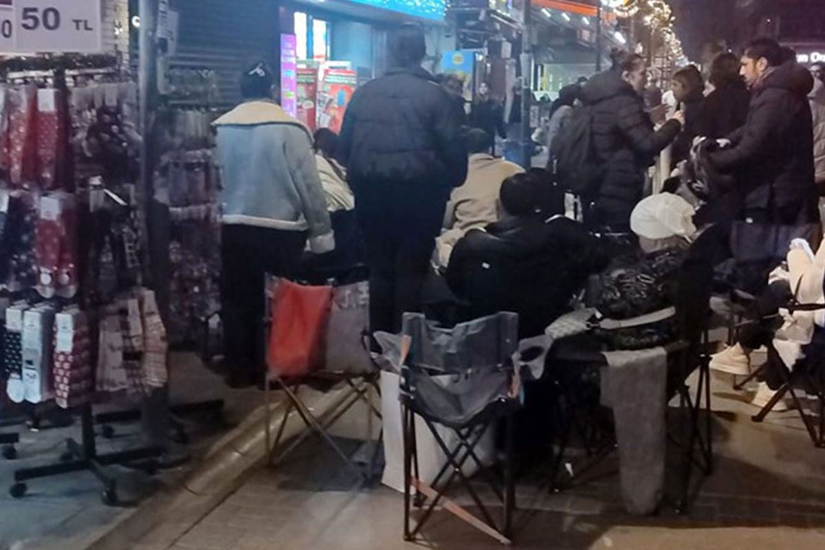 Uyku kaçırtan indirim! Sandalye ve battaniyesini kapan kuyruğa girdi